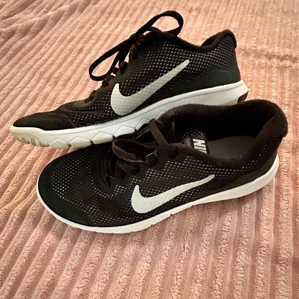 Nike Flex Running Shoe - Youth 4.5 - Black Silver White
